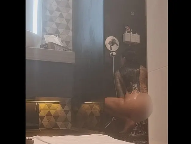 Stalk mich in der Dusche ! Ich liebe es mit dem Duschkopf zu spielen! Spielst du mit ?