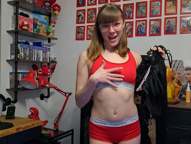 In neuen Dessous gestrippt und bespritzt