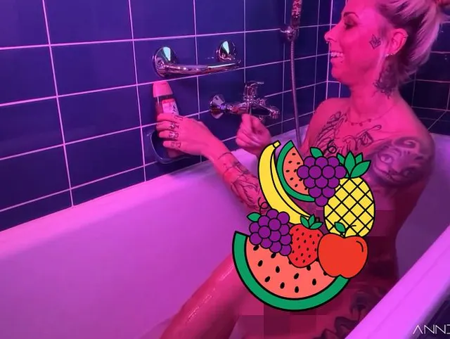 Feuchte Fotze, feuchte Titten ... geil in der Wanne gewixxt!