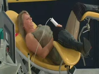 Orgasmus und Pissen im Gummianzug