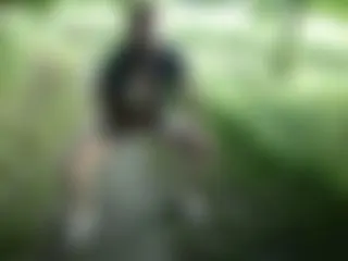 Beim Spaziergehen Gepisst