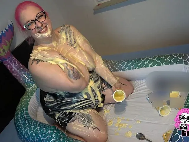Wet and messy: Spaß mit Pudding, Schlagsahne und Dildo