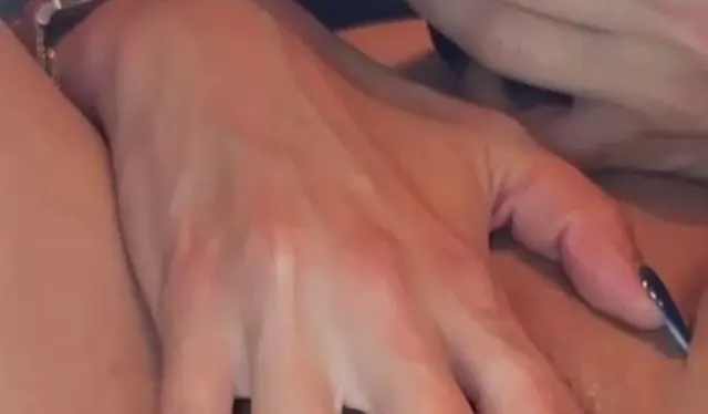 Geiler Squirt vorm Spiegel - Ich zeig dir meine Pussy hautnah