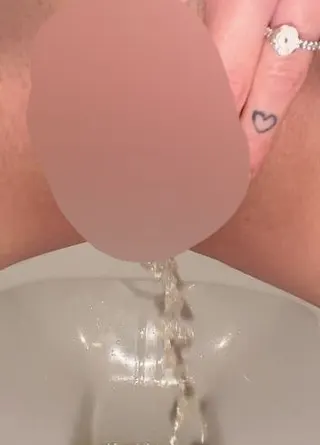 Richtig geile Pissaufnahme mit gespreizter Pussy