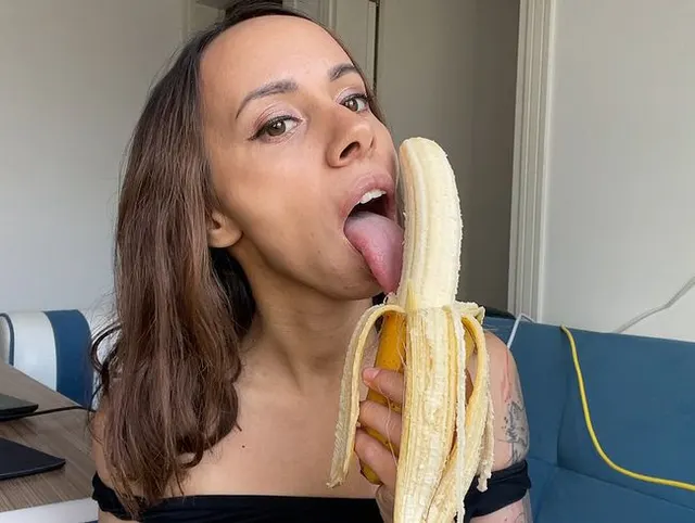 Versaute geile lutschende Banane