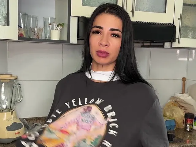 Ella ist ein Dienstmädchen, das einen großen Latina Milf Arsch hat und Brian Evansx fickt