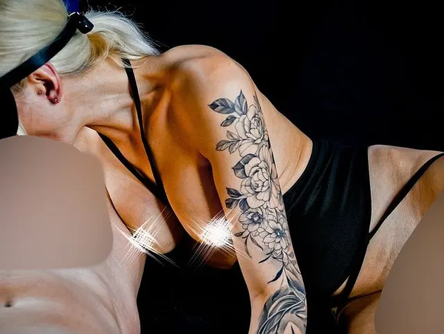 Die Blondine lutscht meinen Schwanz super und bekommt Sperma auf ihre Muschi