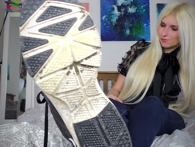 Verschwitzte Sneakers, Socken und Füße JOI